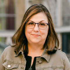 Ramona Reeves won the 2022 Drue Heinz Literature Prize for her story collection, It Falls Gently All Around and Other Stories (University of Pittsburgh Press), and the 2022 award for Best First Book of Fiction from the Texas Institute of Letters. She earned her MFA from New Mexico State University.